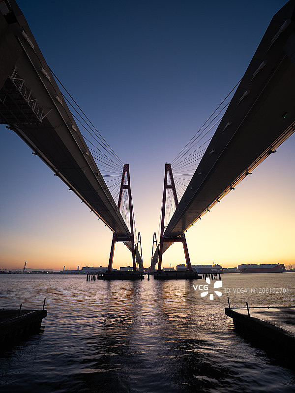 黎明时分仰望大桥图片素材