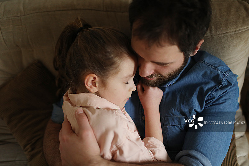 父女在家拥抱图片素材