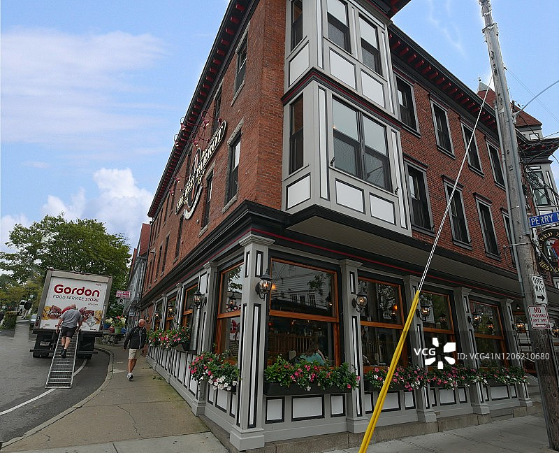 纽波特红鹦鹉餐厅的侧面仰视，该餐厅被列入国家史迹名录图片素材