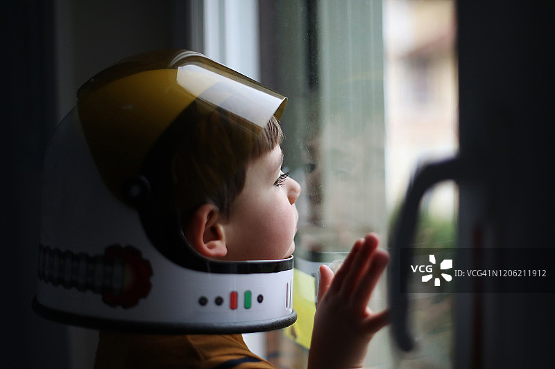 戴着宇航员头盔的四岁男孩图片素材