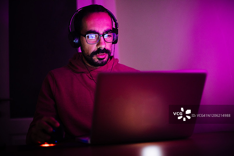 男人们在玩电子游戏图片素材