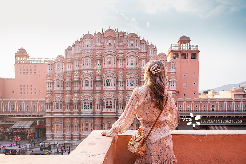 美丽的亚洲女性在印度斋浦尔粉红之城哈瓦 Mahal 观光和日落图片素材