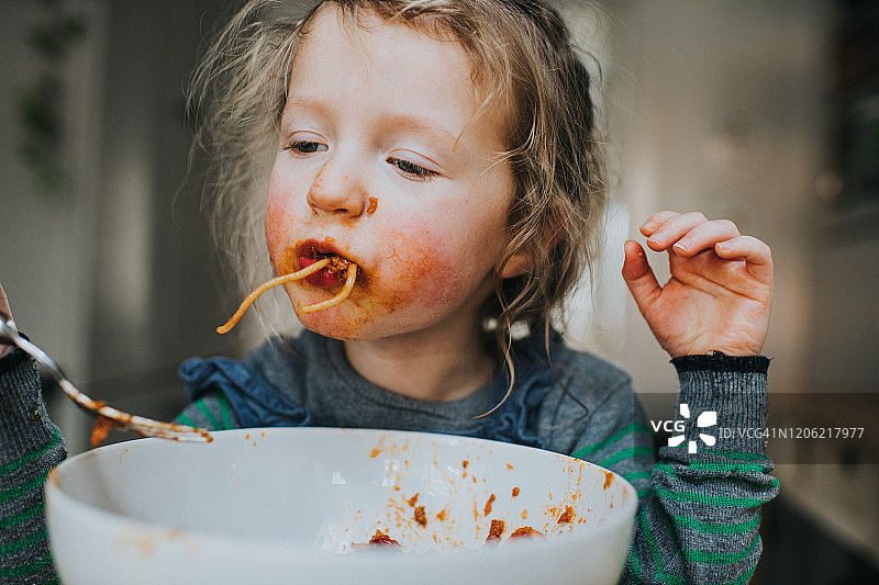 儿童吃意大利面图片素材