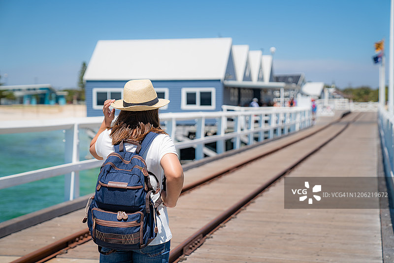 亚洲女游客在澳大利亚西澳大利亚巴瑟尔顿阳光明媚的日子里参观巴瑟尔顿栈桥图片素材