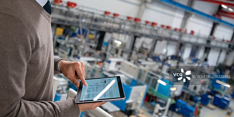 工程师在工厂使用数位平板电脑图片素材