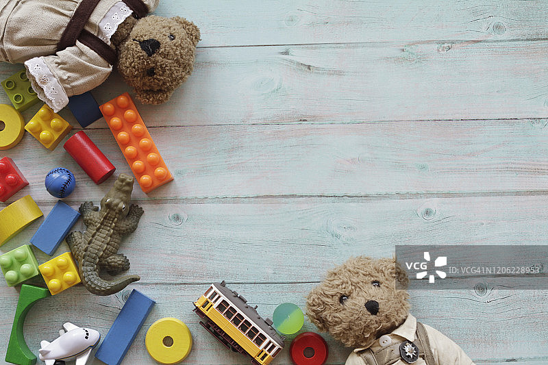 木制背景上的玩具图片素材