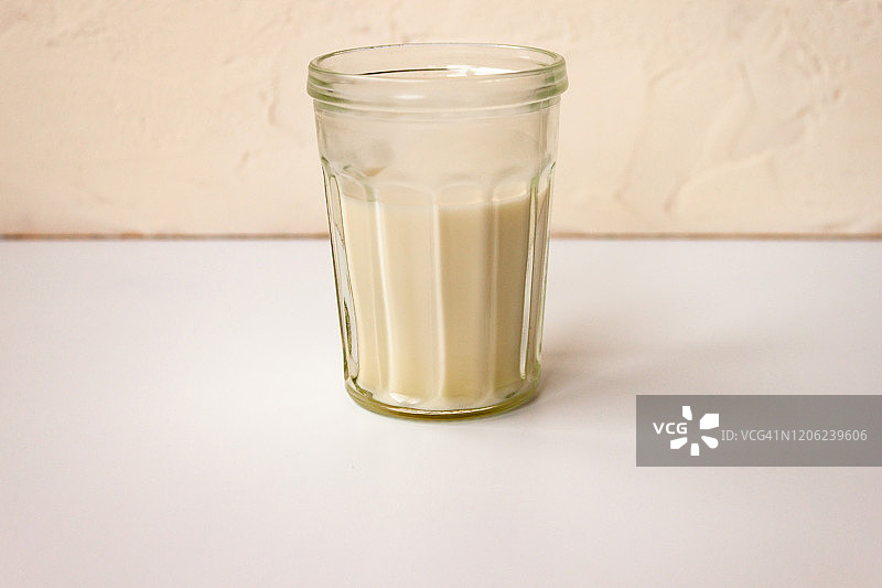 一杯牛奶或奶油饮品，白色背景图片素材