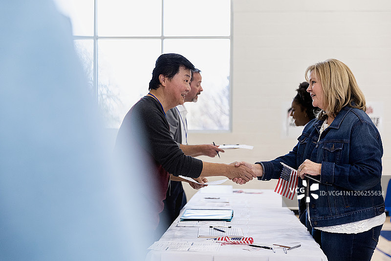 选举期间，女士向志愿者问候图片素材