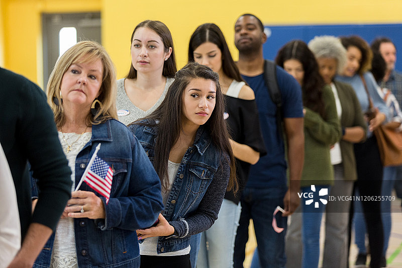 不耐烦的妇女等待投票图片素材