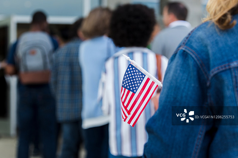 女人在选举日手持美国国旗图片素材