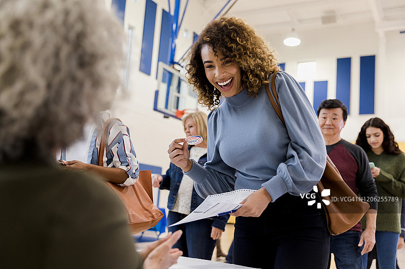 兴奋的女选民收到选票图片素材