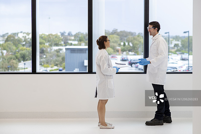 医学科学家讨论个人健康护理图片素材