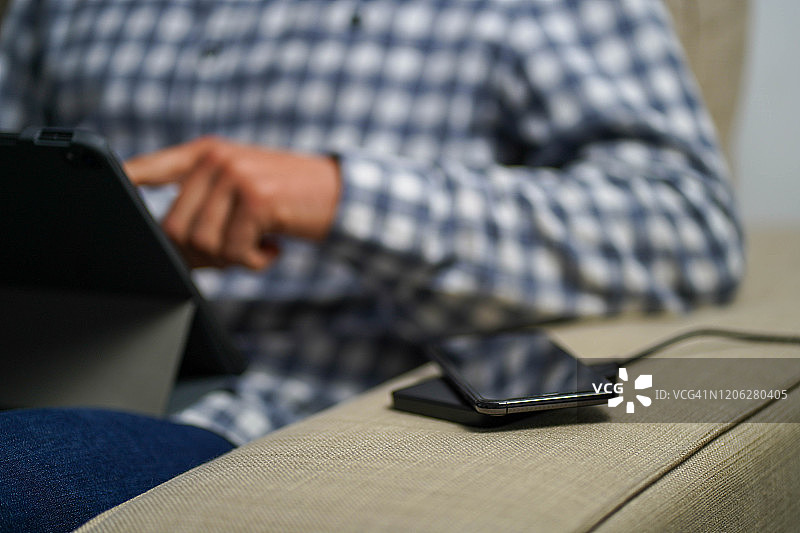 无线充电手机图片素材