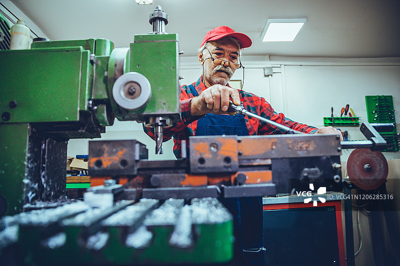 在他工作室里的年长工匠图片素材