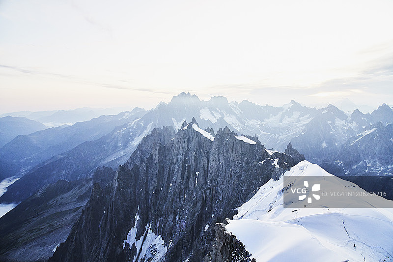 从霞慕尼南针峰看普朗针峰图片素材