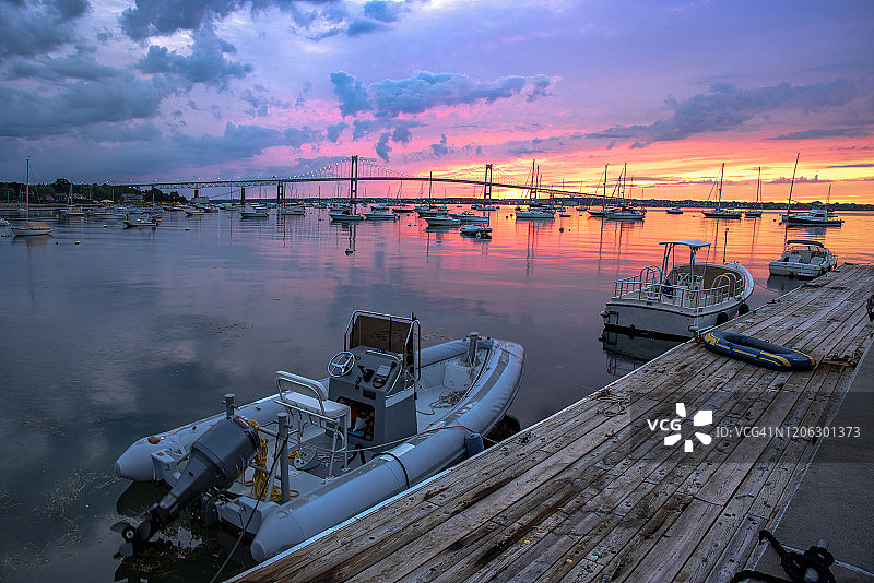 日出时分的克莱本·佩尔/纽波特大桥，罗德岛图片素材