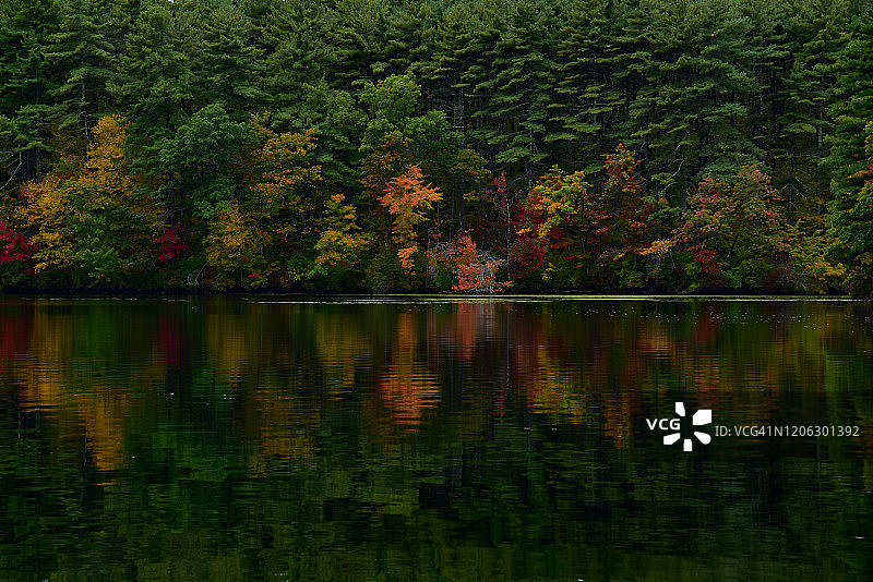 霍普金顿马萨诸塞州湖面倒映出迷人的秋色图片素材