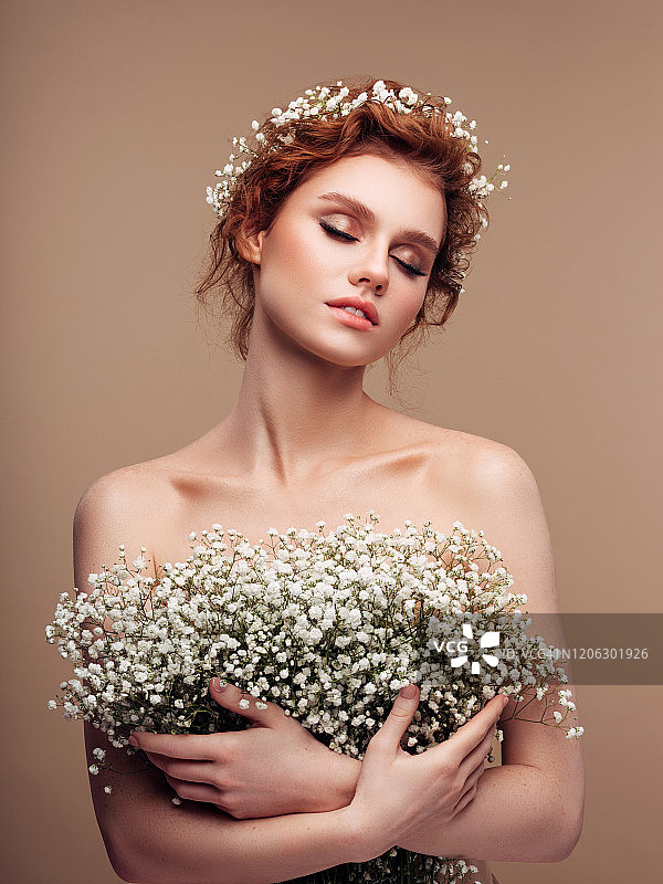 戴着花环的美丽女孩图片素材