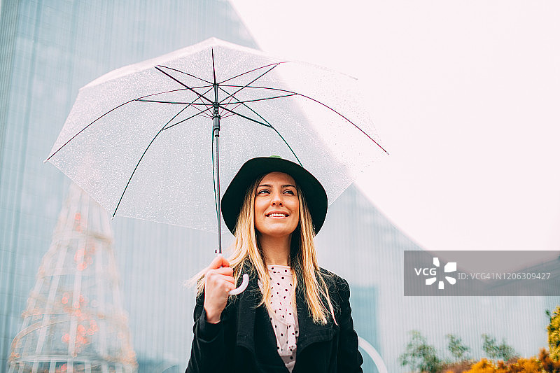 雨中撑伞的都市女性图片素材