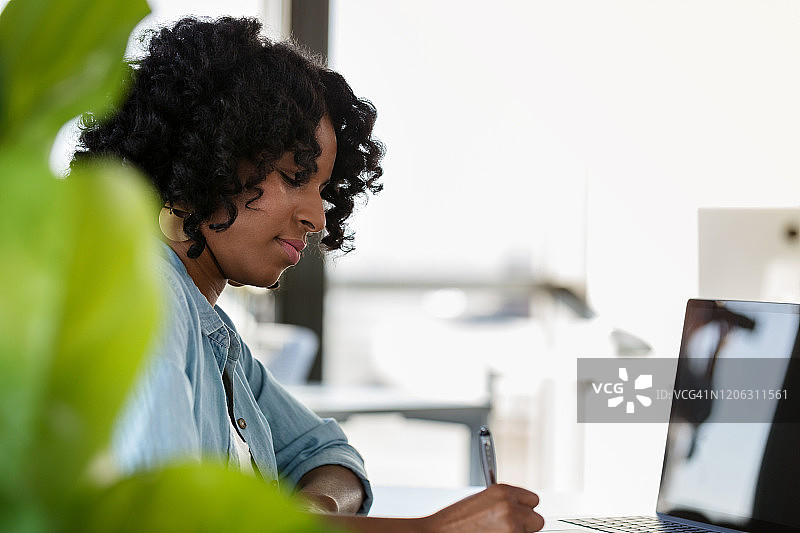 在办公室办公的女人图片素材