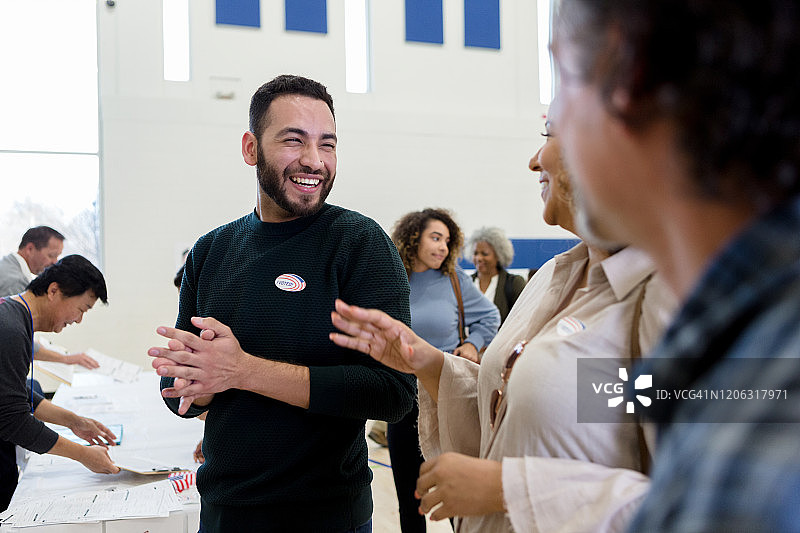 男人在等待投票时与朋友们一起欢笑图片素材