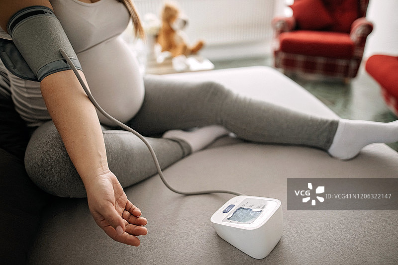 孕妇测量血压图片素材