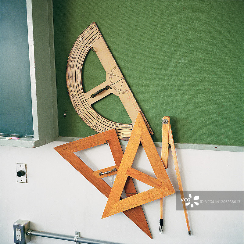 教室里的三角尺和圆规图片素材