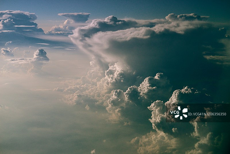 对流层上部浓密积雨云的航拍照片图片素材