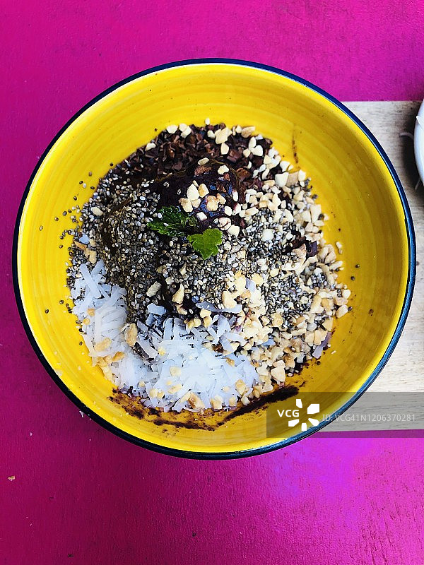 含爆米花和瓜拉纳的巴西莓碗图片素材