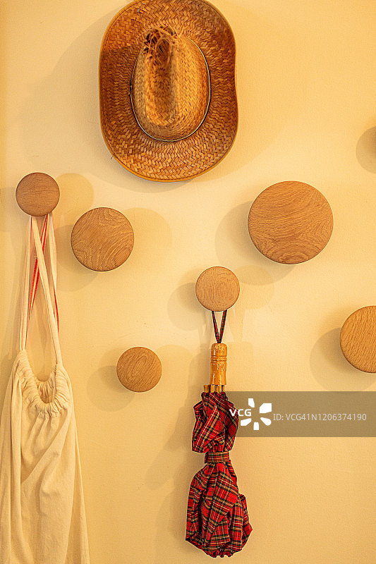 光线昏暗的房间内的衣帽架图片素材