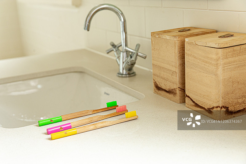 浴室长凳上的回收竹牙刷照片图片素材