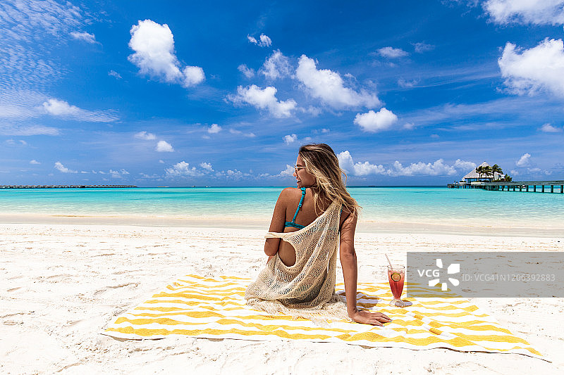 在夏日海滩享受假期的女子背面图片素材