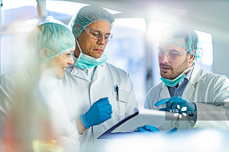 化学家团队在实验室分析科学数据图片素材