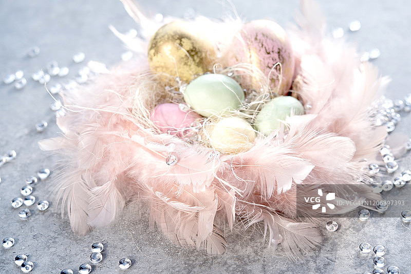 粉色窝里的玻璃滴复活节彩蛋图片素材