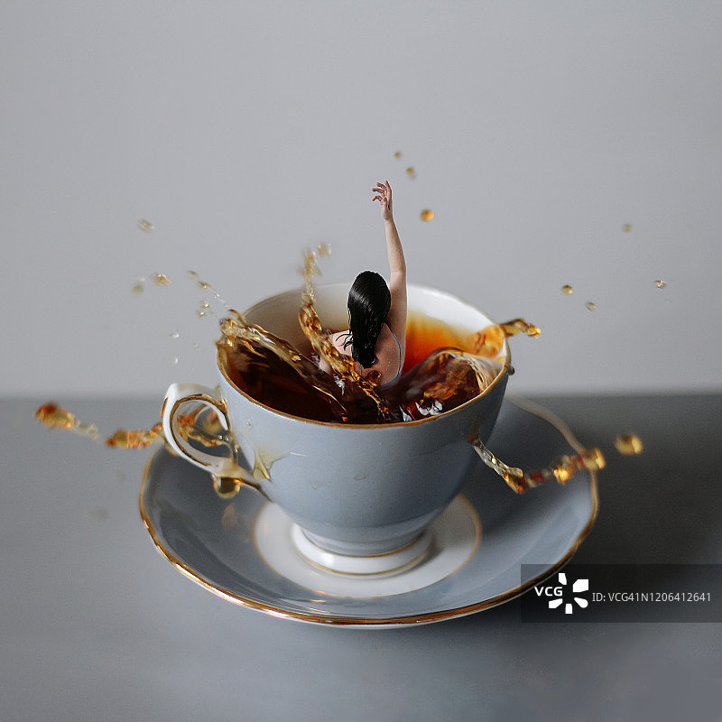 从茶中涌现图片素材