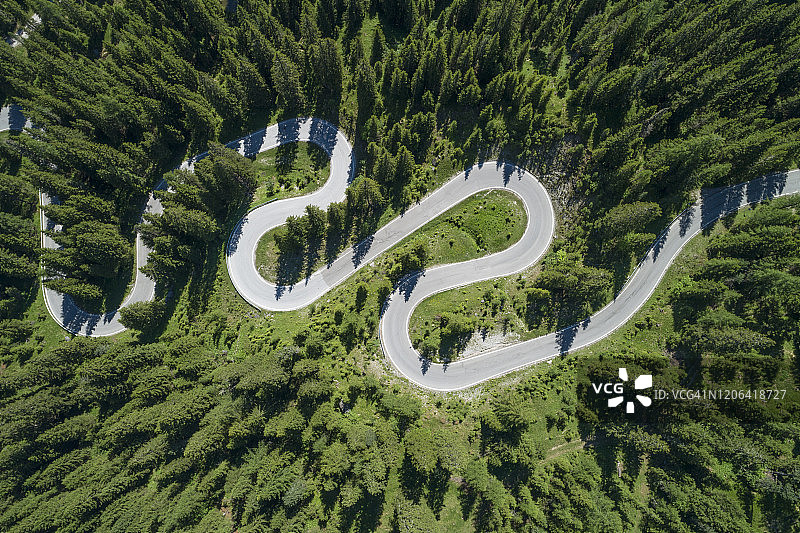 Passo Giau发夹弯蜿蜒道路的航拍视角图片素材