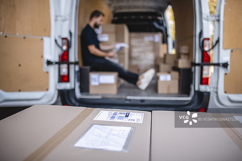 货运包裹和货车司机特写图片素材