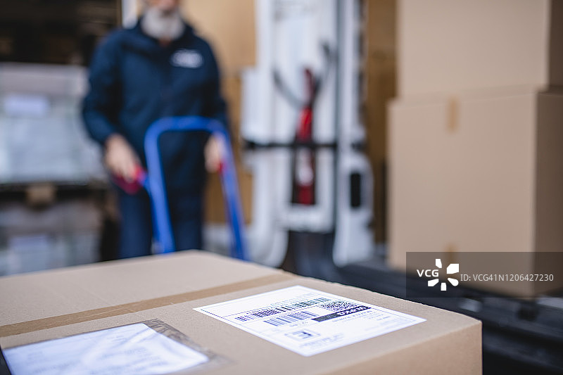 待装载到货车上的包裹特写图片素材