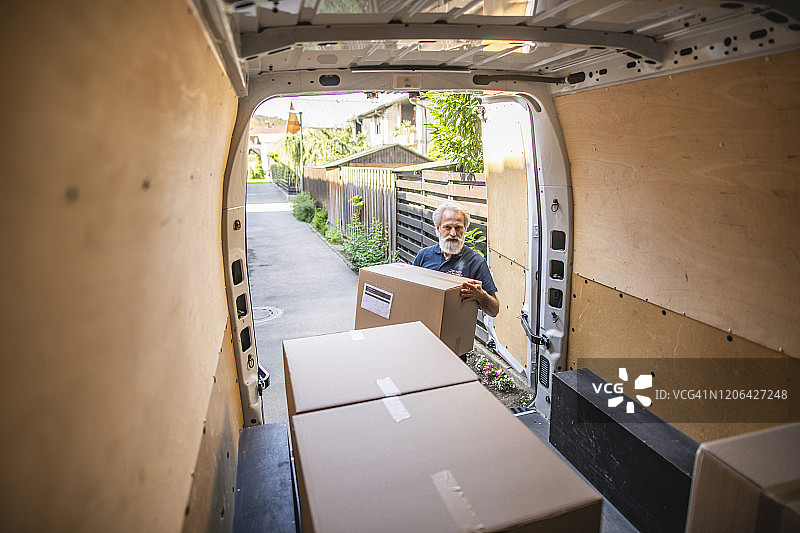 从送货车内看司机卸货图片素材