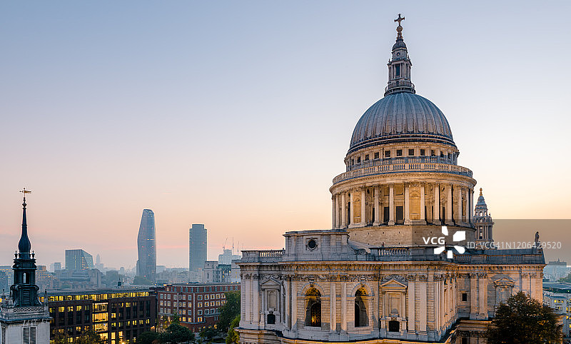 伦敦天际线和圣保罗大教堂的黄昏鸟瞰图图片素材