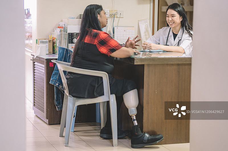 中国女护士为印度残疾人登记图片素材