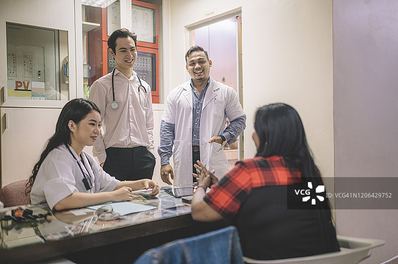 医院咖啡休息期间讨论的多元种族医疗同事图片素材