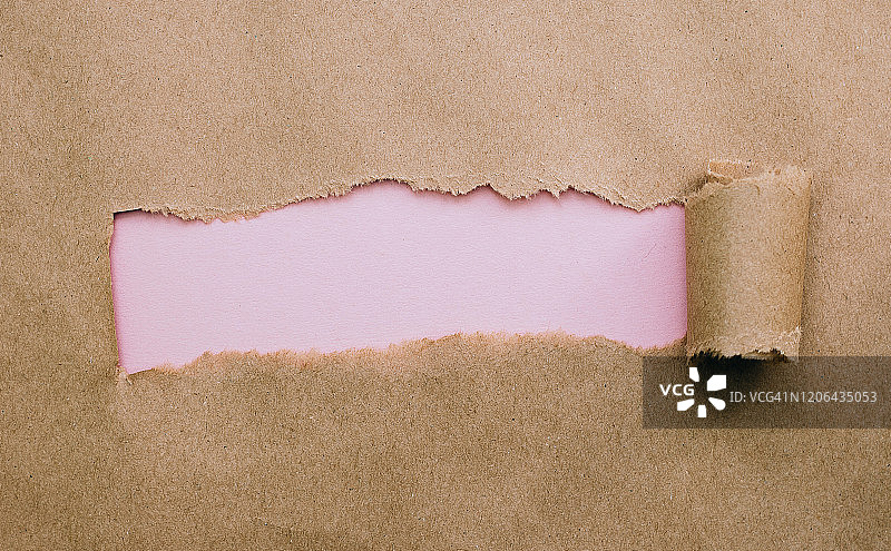 撕裂的纸，带有文字空间，粉色背景的牛皮纸图片素材