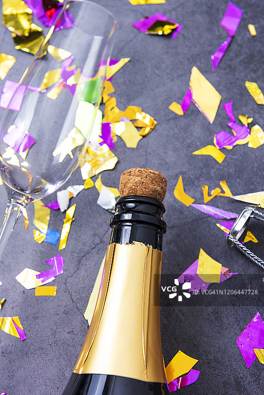节日装饰背景下的香槟酒瓶图片素材