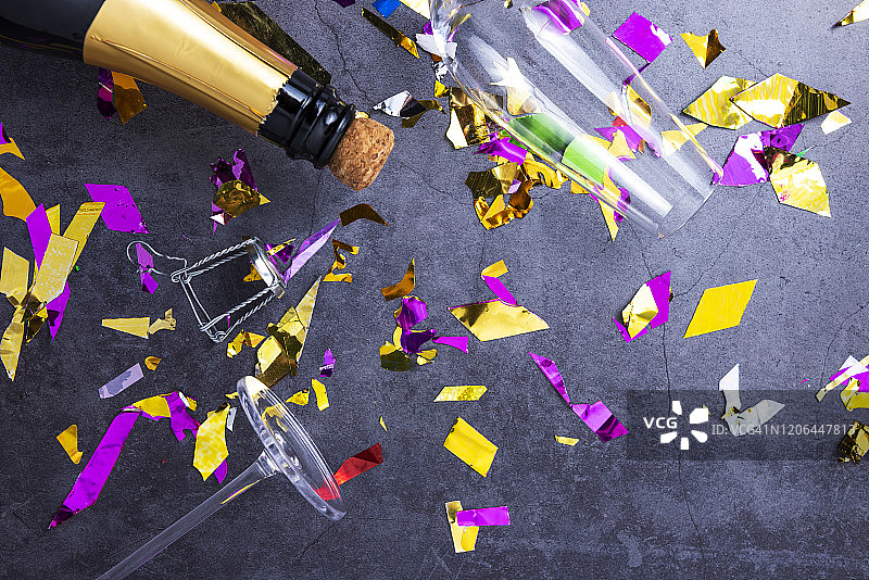 节日装饰背景下的香槟酒瓶图片素材