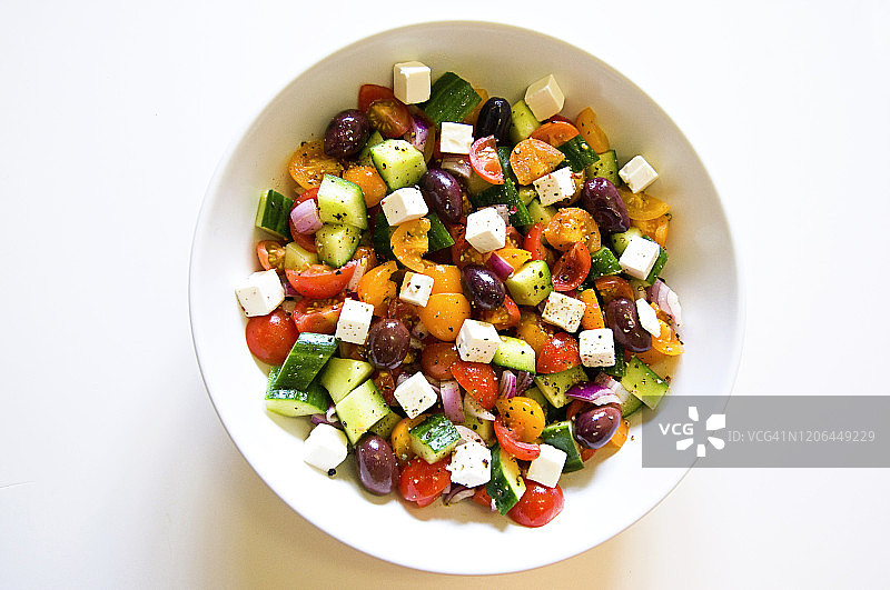 特写：高调的希腊沙拉，含番茄、黄瓜、橄榄、洋葱和菲达奶酪图片素材