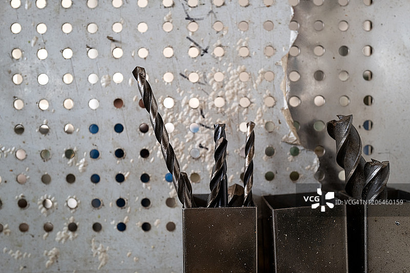 将钻头放入方管中图片素材