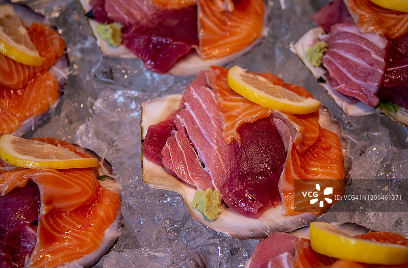 东京筑地鱼市场鱼店里准备食用的新鲜金枪鱼图片素材