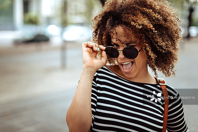 自信的拉丁裔女性在城市街道上的肖像图片素材
