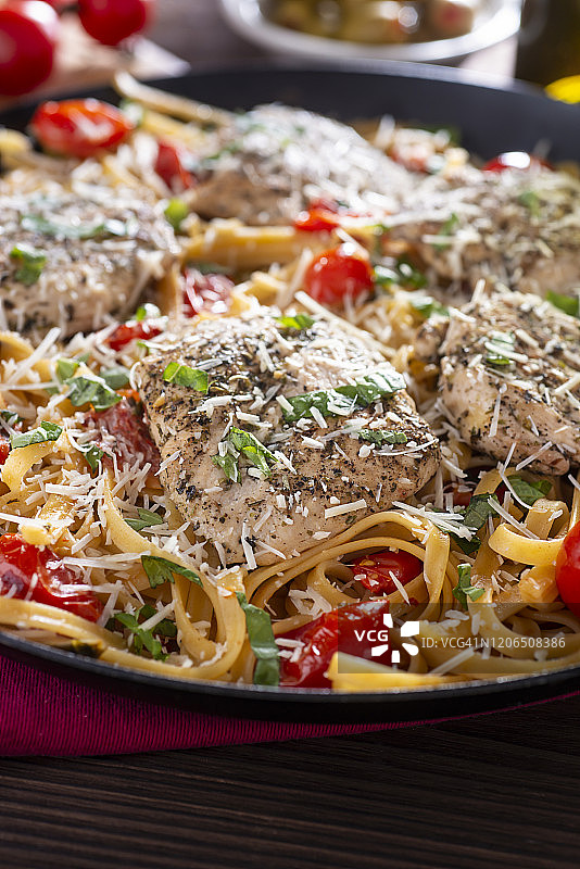 意式鸡肉宽面图片素材